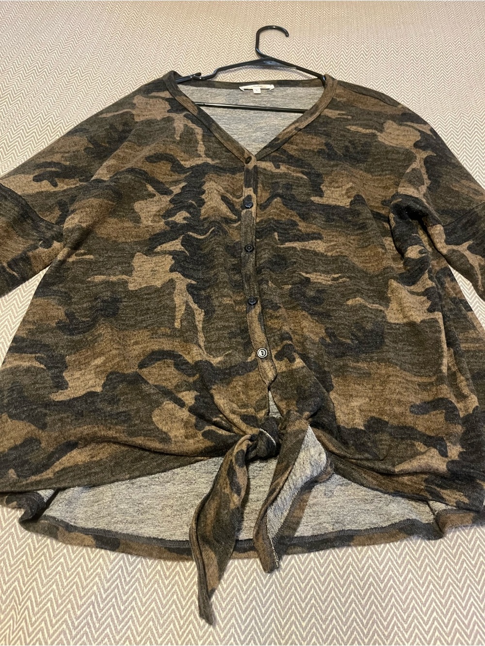 Andree by Unit Button-Front Camouflage Tie-Front V-Neck Top. Soft. Size Large.